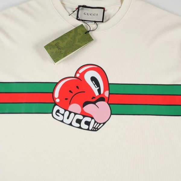 T-shirt Gucci Heart Logo White GC016 - Image 3