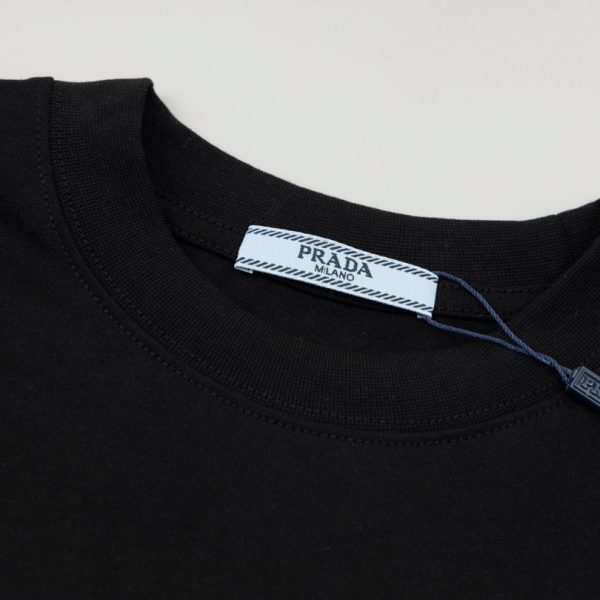 T-shirt Prada Black Triangle Graphic Logo PD040 - Image 6
