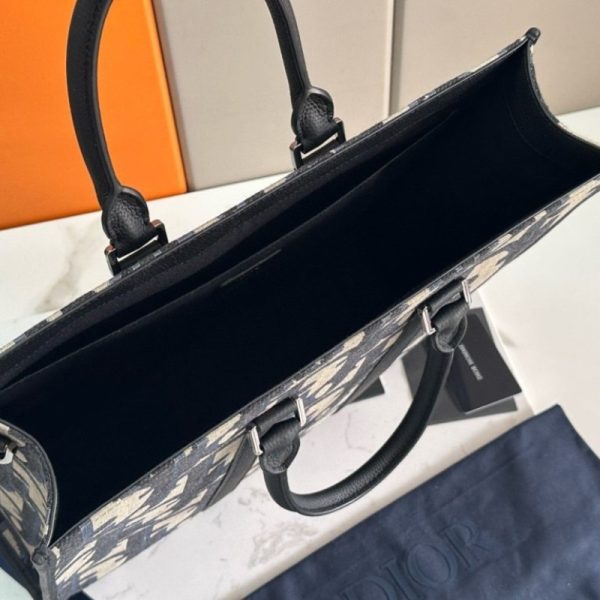 Christian Dior East-West Tote Bag DO069 - Image 17